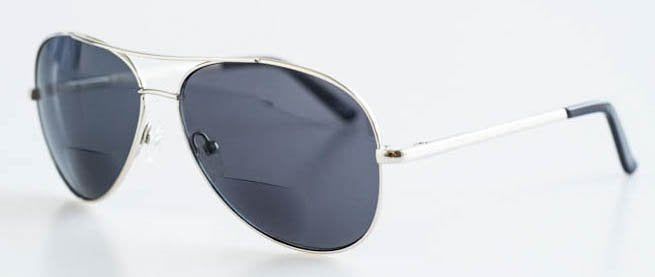 Solglasögon i pilotmodell med styrka nertill på glasen, guldfärgad metall. Grått glas, justerbara nässtöd.